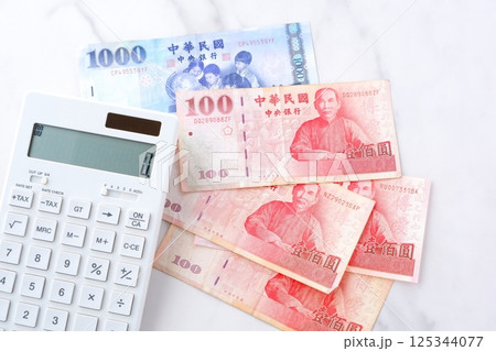 中華民国(台湾)の通貨、新台湾ドルTWDの紙幣と電卓 中華民国(台湾)の通貨、新台湾ドルTWDの紙幣と電卓 125344077