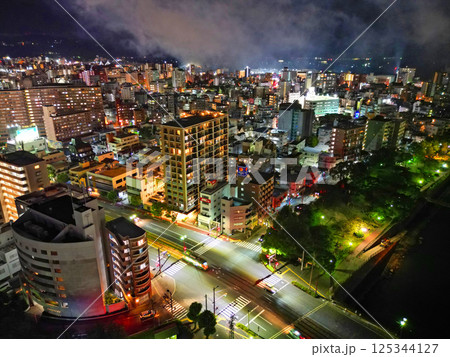 鹿児島市のビル街の夜空を焦がす花火大会の空撮 鹿児島市のビル街の夜空を焦がす花火大会の空撮 125344127
