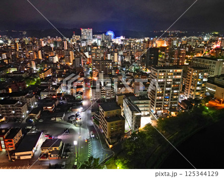 鹿児島市の甲突川沿いからビル街の夜景の空撮 125344129