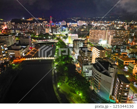 鹿児島市の甲突川沿いからビル街の夜景の空撮 125344130