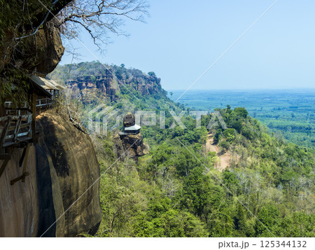 タイ・森林の断崖に建つ仏教寺院 / Wat Phu Tok, Bueng Kan, Thailand 125344132