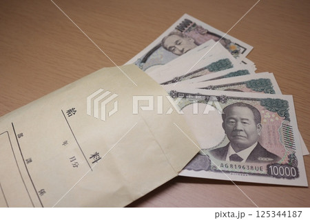 給料袋に入ったお金 給料袋に入ったお金 125344187