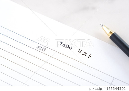 やるべきこと、日付、締切日を記入するTO DOリストでチェックする 125344392