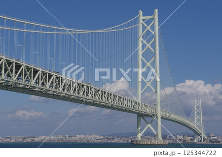 道の駅あわじから見上げる明石海峡大橋 125344722