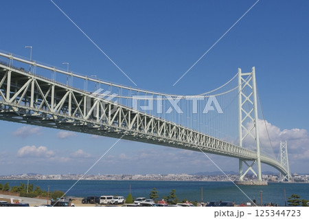 道の駅あわじから見上げる明石海峡大橋 125344723