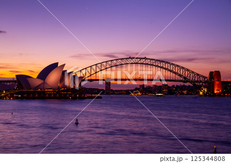 オーストラリア　ニューサウスウェールズ州シドニーの世界遺産オペラハウスとハーバーブリッジの夕景 125344808