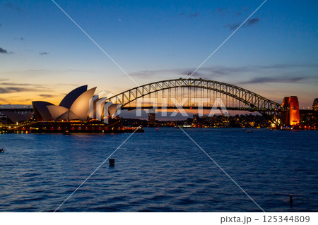 オーストラリア ニューサウスウェールズ州シドニーの世界遺産オペラハウスとハーバーブリッジの夕景 オーストラリア ニューサウスウェールズ州シドニーの世界遺産オペラハウスとハーバーブリッジの夕景 125344809