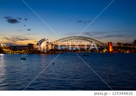 オーストラリア ニューサウスウェールズ州シドニーの世界遺産オペラハウスとハーバーブリッジの夕景 オーストラリア ニューサウスウェールズ州シドニーの世界遺産オペラハウスとハーバーブリッジの夕景 125344810