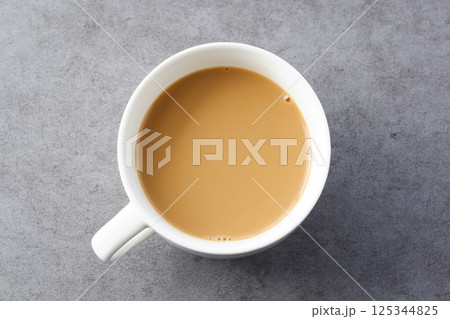 淹れたてのコーヒー(カフェラテ)が入ったマグカップを、真上から俯瞰したイメージ 淹れたてのコーヒー(カフェラテ)が入ったマグカップを、真上から俯瞰したイメージ 125344825