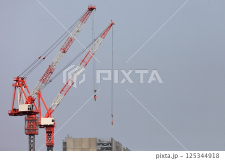 建築現場のクレーン イメージ 建築現場のクレーン イメージ 125344918
