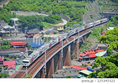 東海道本線　早川－根府川　JR東日本　185系　OM09編成（大宮）　踊り子 125345322