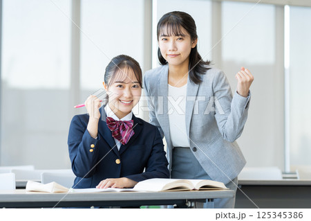 塾で勉強する女子高生と先生 撮影協力:学校法人電波学園 東京電子専門学校 塾で勉強する女子高生と先生 撮影協力:学校法人電波学園 東京電子専門学校 125345386