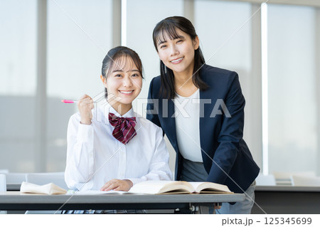 塾で勉強する女子高生と先生　撮影協力：学校法人電波学園　東京電子専門学校 125345699