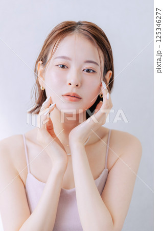 若い女性のビューティーイメージ　　 125346277