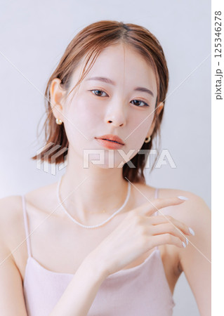 若い女性のビューティーイメージ　　 125346278