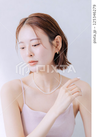 若い女性のビューティーイメージ　　 125346279