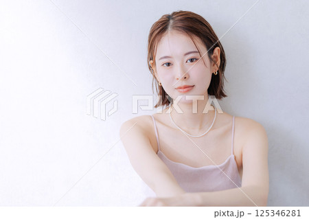 若い女性のビューティーイメージ　　 125346281