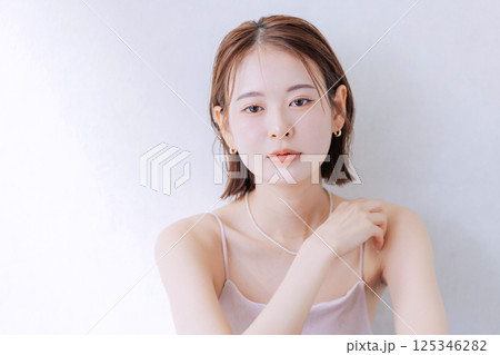 若い女性のビューティーイメージ　　 125346282