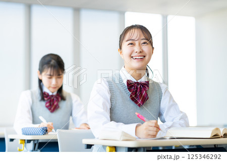 授業中の女子高生　撮影協力：学校法人電波学園　東京電子専門学校 125346292