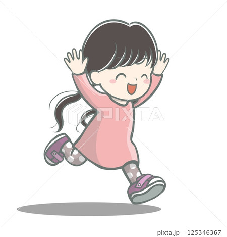 両手をあげて走る笑顔の女の子 125346367