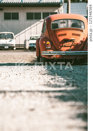 ノスタルジックな風景：歴史を語るビートル 125346564