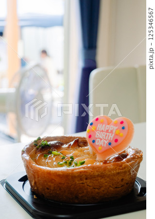 焼きたての温かさで祝うバースデー 125346567