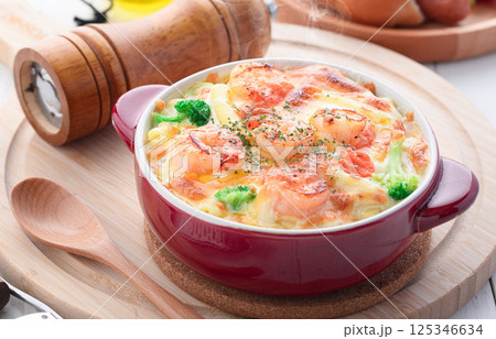 こんがり焼き上げた 海老グラタン 125346634