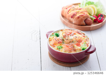 こんがり焼き上げた 海老グラタン 125346646