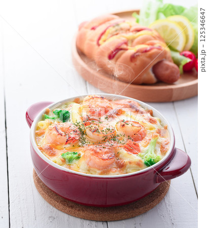 こんがり焼き上げた 海老グラタン こんがり焼き上げた 海老グラタン 125346647