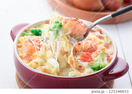 こんがり焼き上げた 海老グラタン 125346653