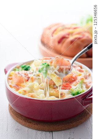 こんがり焼き上げた 海老グラタン こんがり焼き上げた 海老グラタン 125346656