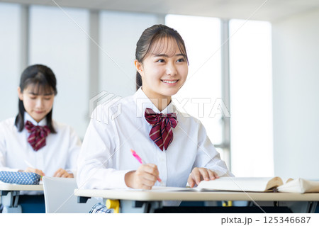 授業を受ける女子高生 撮影協力:学校法人電波学園 東京電子専門学校 授業を受ける女子高生 撮影協力:学校法人電波学園 東京電子専門学校 125346687