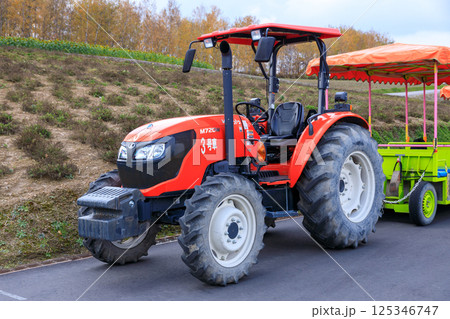 北海道のカラフルな丘の風景 125346747