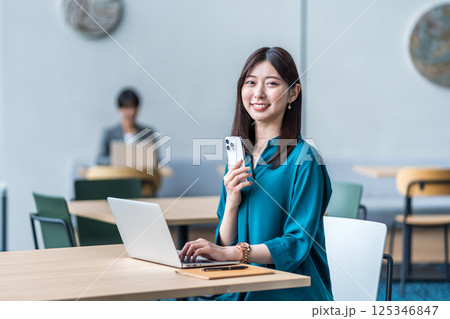 スマホを操作するビジネスウーマン 125346847