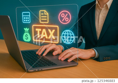 デジタル税務処理を行うビジネスウーマンとホログラムUI 125346883