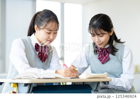 自習する女子高生 撮影協力:学校法人電波学園 東京電子専門学校 自習する女子高生 撮影協力:学校法人電波学園 東京電子専門学校 125346924
