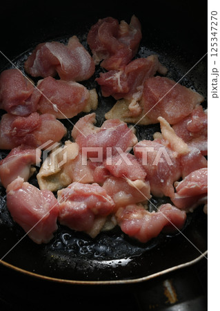 フライパンで焼くジューシーな鶏もも肉 フライパンで焼くジューシーな鶏もも肉 125347270