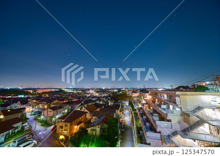 春の神奈川県川崎市麻生区の王禅寺見晴し公園から西側の超広角夜景眺望(王禅寺西,白山,沈むオリオン座等 125347570