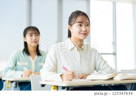 講義を受ける女子大生　撮影協力：学校法人電波学園　東京電子専門学校 125347639
