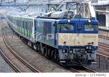 東北本線　赤羽－尾久　JR東日本　EF64-1030＋E233系6000番台　H011編成（鎌倉） 125348042