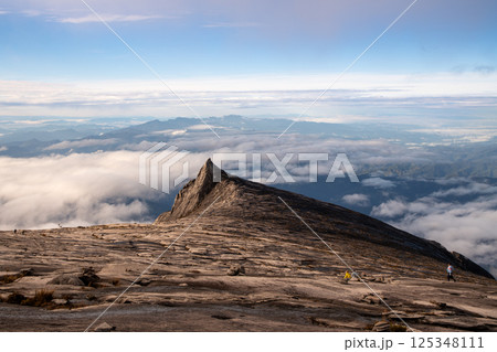 東南アジア最高峰　キナバル山 125348111