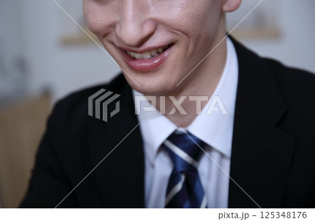 不敵な笑みを浮かべる悪徳セールスイメージ 不敵な笑みを浮かべる悪徳セールスイメージ 125348176