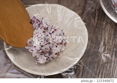 春野菜の手まり寿司を作る工程 レシピ 春野菜の手まり寿司を作る工程 レシピ 125348672