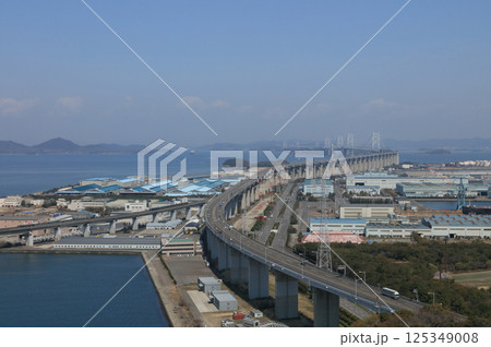 聖通寺山より望む瀬戸大橋（手前は番の州高架橋） 125349008