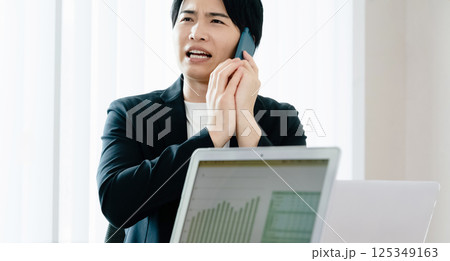 スマホで通話するカジュアルスタイルのビジネスマン スマホで通話するカジュアルスタイルのビジネスマン 125349163