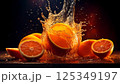 水しぶきをあげるオレンジ 125349197