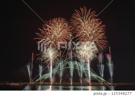 夜空に咲く大輪の花火 夜空に咲く大輪の花火 125349277
