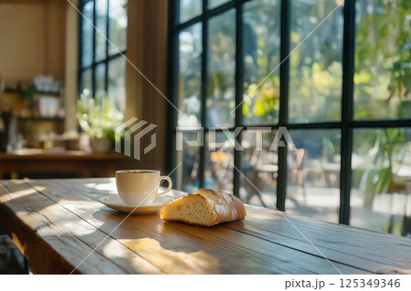 パンとコーヒーカップが置かれた朝食テーブル パンとコーヒーカップが置かれた朝食テーブル 125349346