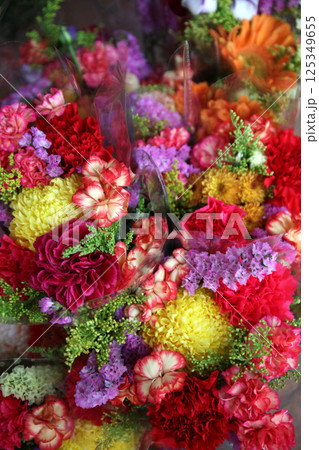 花屋さんの店頭に並ぶ色とりどりの花 125349655