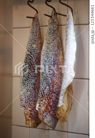 香港・徳輔道西で売られる塩干し魚（ハムユイ）。クサヤに似ていで臭いが美味。かつては安かったが今は高価 125349661